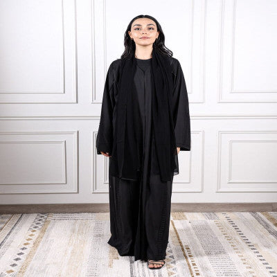 ‎ عباية نسائية كريب بلون أسود