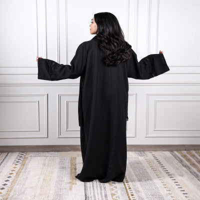 ‎ عباية نسائية مميزة بلون أسود